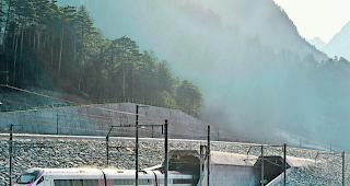 Gotthard-Nordportal. Die Ausfahrt des neuen Basistunnels bei Erstfeld. Scheiteltunnel und Strassentunnel beginnen im 630 m h&ouml;her gelegenen G&ouml;schenen. 