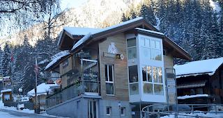 Im Fokus der Kritik: Das Mountain Caf&eacute; &laquo;Schwinlibar&raquo; in Blatten.