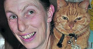 Jolanda Schwegler mit Kater &laquo;Tiger&raquo;.