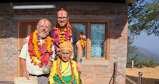 Rudolf Sarbach und Philipp Gsponer mit einer einheimischen Frau.