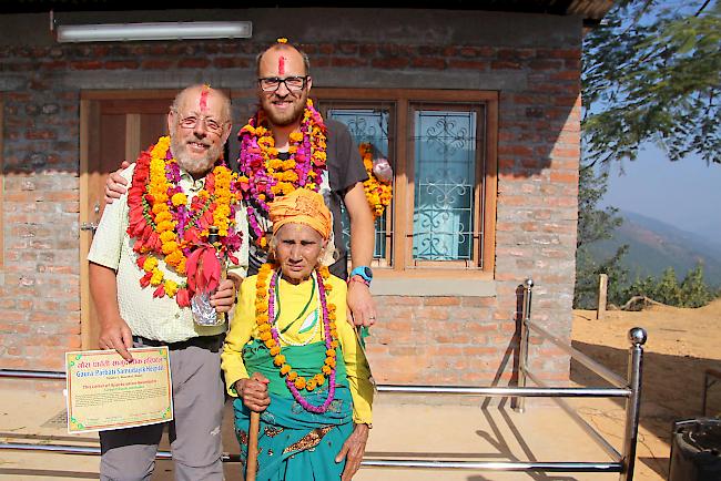 Rudolf Sarbach und Philipp Gsponer mit einer einheimischen Frau.