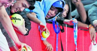 Zwei Welten. Roger Federer genoss den frenetischen Support der Fans, derweil sich bei Stan Wawrinka viel Frust ansammelte. 