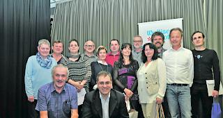 Stolze Jubilare. Sie stehen f&uuml;r die Kontinuit&auml;t des Unternehmens: Hinten von links Jacqueline Mangisch (30 Dienstjahre), Patrick In-Albon (35), Katja In-Albon (20), Stefan Eggel (30), Gabriela Clausen-Nill (10), Christoph Meichtry (30), Claudia M&uuml;ller (20), Norbert Zengaffinen (30), Ruth Meichtry (20), Werner Koder (15), Alfons Schaller (15) und Diego Zurbriggen (10). Vorne links freut sich Pension&auml;r Moritz Arnold neben Giovanni Casella (25 Dienstjahre). 