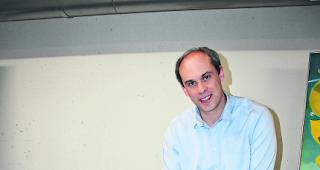 Wertvoll. Staatsarchivar Alain Dubois zeigt die Handschrift &laquo;Die sechs Sch&ouml;pfungstage&raquo; aus der Bibliothek von Georg Supersaxo.  