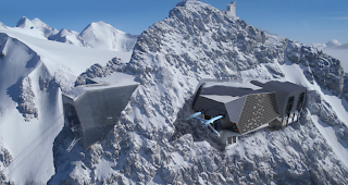 Der Gipfel des Klein Matterhorn: Die bestehende Bahn (links), die sich im Bau befindende Station mit seitlichen 
Sonnenkollektoren (Mitte) und das k&uuml;nftige Projekt (rechts).
