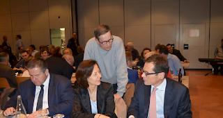 Die Staatsratskandidaten Nicolas Voide und Sigrid Fischer-Willa im Gespr&auml;ch mit Roger K&ouml;ppel. 