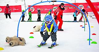 Im &laquo;Snow-Garden&raquo; auf der Bettmeralp k&ouml;nnen die Kinder ihre ersten Fahrversuche auf den Skiern unternehmen. Das Wochenziel heisst: Bremsen lernen.