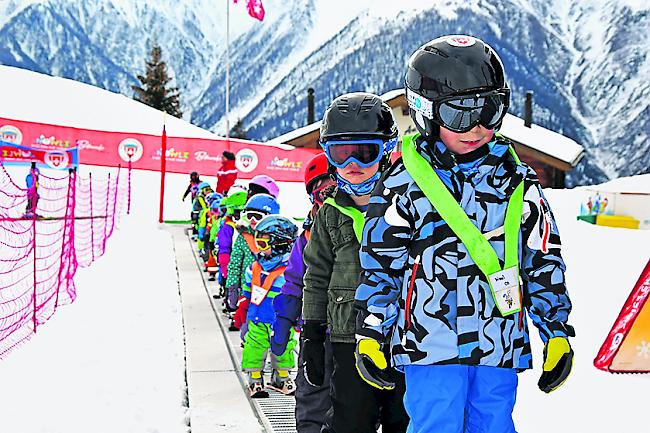 Der Zauberteppich befördert die Ski-Knirpse den Hang hinauf.