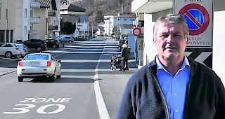 Gemeindepr&auml;sident German Gruber in der Gampjer 30er-Zone.