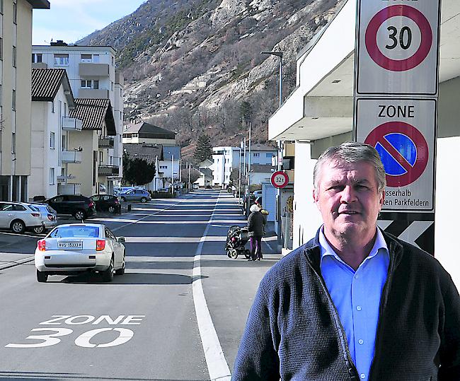 Gemeindepräsident German Gruber in der Gampjer 30er-Zone.