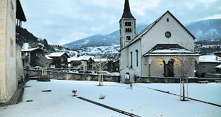 Unter dem Pfarrgarten in Naters soll das Parkhaus entstehen.