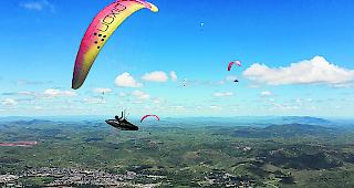Jan Sterren (links) &uuml;ber dem Rio Doce in Brasilien.