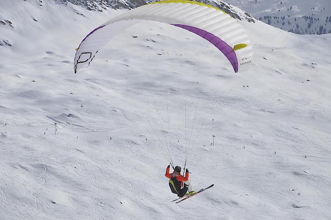 Gleitschirmpilot beim Contest auf der Belalp...