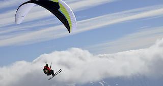 Gleitschirmpilot beim Contest auf der Belalp...