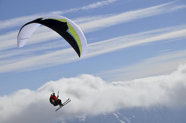 Gleitschirmpilot beim Contest auf der Belalp...