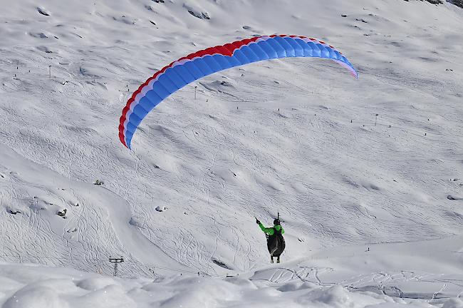 Gleitschirmpilot beim Contest auf der Belalp...