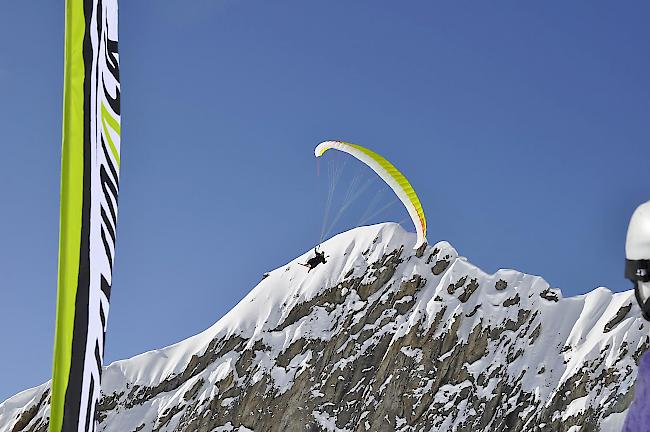 Gleitschirmpilot beim Anflug auf Tor 1.