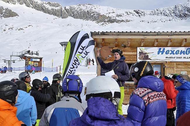 Raoul Geiger gibt den Gleitschirmpiloten bei der Hexenbar Anweisungen.