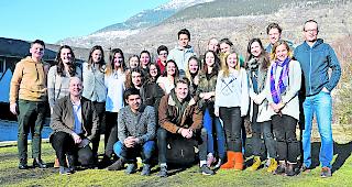 Schnappschuss zum Abschluss. Zehn Sch&uuml;ler der OMS Brig und neun Austauschsch&uuml;ler des Eastbourne College posieren mit ihren Lehrpersonen im Klostergarten: Gestern Dienstag ging es f&uuml;r die britischen Austauschsch&uuml;ler wieder zur&uuml;ck in die Heimat.  