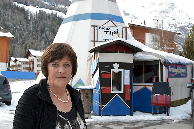 Elsi Anthamatten vor der Tipi-Bar: «Das ewige Hin und Her geht an die Substanz.»