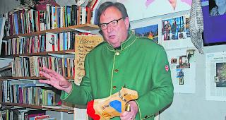 &laquo;Profi  &ndash;  Profil  &ndash;  Profit&raquo;. Beat Anthamatten aus &laquo;Saas-Fake&raquo;, wie er sein Dorf bez&uuml;glich Transparenz nennt, liebt Wortspiele, Symbole und Kleider, die eine Botschaft aussenden sollen. Sein &laquo;B&uuml;roseum&raquo; er&ouml;ffnet er im Frack eines Zirkusdirektors.  