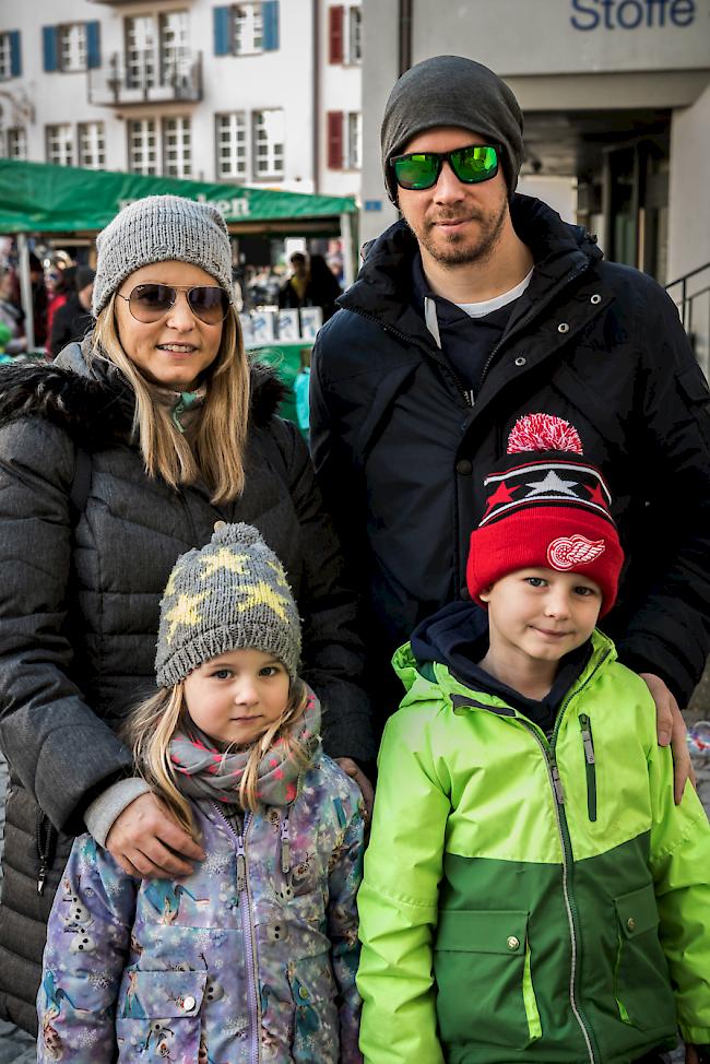 Angela (40), Matthias (34), Liv (5) und Evan Schoder (7) aus Baltschieder