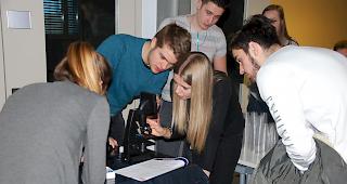 In einer Art Postenlauf lernten die Sch&uuml;ler verschiedene Walliser Unternehmen kennen und durften einige Aufgaben l&ouml;sen. 