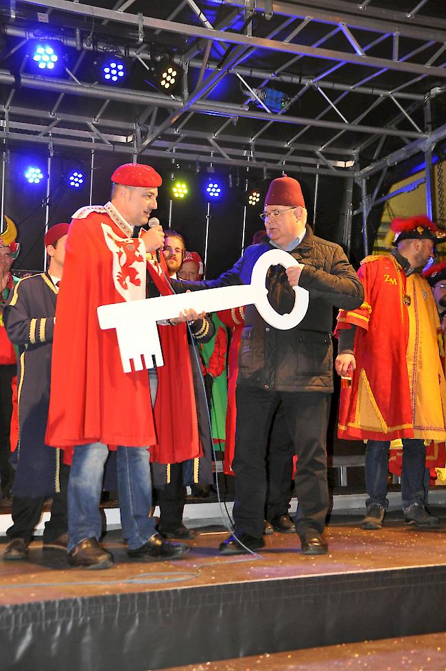 Gemeindepräsident Niklaus Furger (rechts) übergibt Martinimeier René Köstli den Schlüssel.