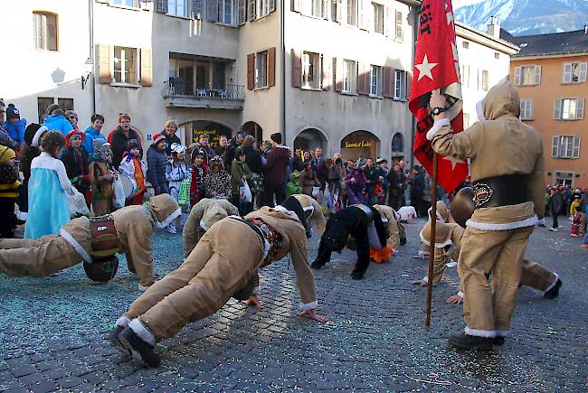 Impressionen vom Grossen Fasnachtsumzug durch die Leuker Altstadt. 