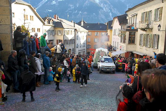 Impressionen vom Grossen Fasnachtsumzug durch die Leuker Altstadt. 