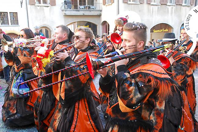 Impressionen vom Grossen Fasnachtsumzug durch die Leuker Altstadt. 