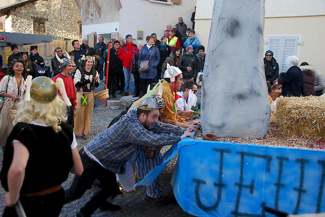 Impressionen vom Grossen Fasnachtsumzug durch die Leuker Altstadt. 