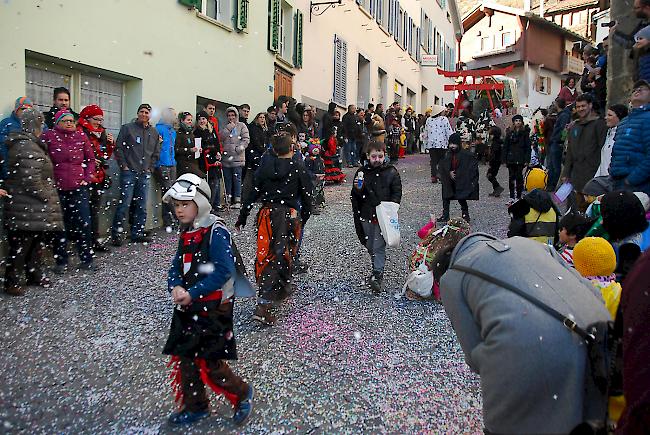 Impressionen vom Grossen Fasnachtsumzug durch die Leuker Altstadt. 