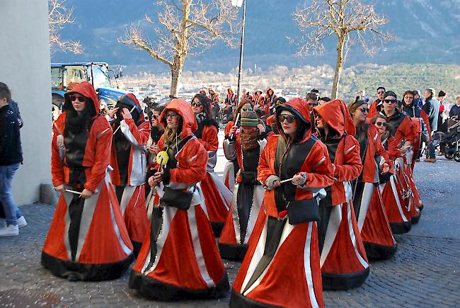 Impressionen vom Grossen Fasnachtsumzug durch die Leuker Altstadt. 