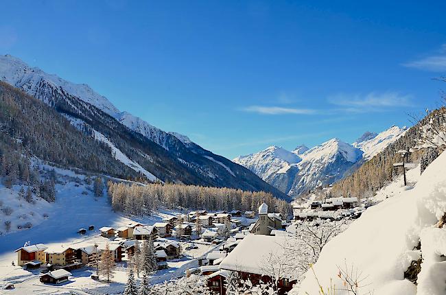 Winterpanorama. Blatten im Lötschental liegt zwischen dem Bietschhorn, der Lötschenlücke und dem Petersgrat.