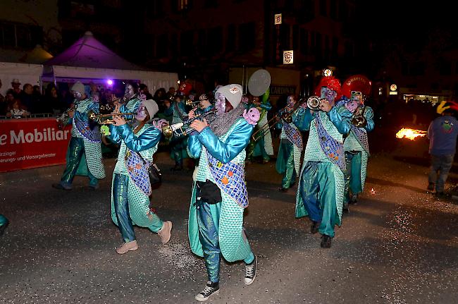 Begleitet von mehreren Oberwalliser Guggenmusiken wurde am Mittwochabend mit der «Chessleta» die Gliser Fasnacht lanciert.