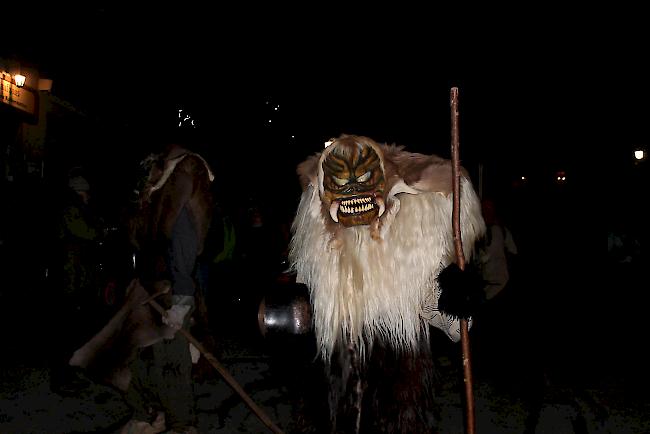 Impressionen vom Tschäggättu-Umzug am Donnerstagabend im Lötschental.