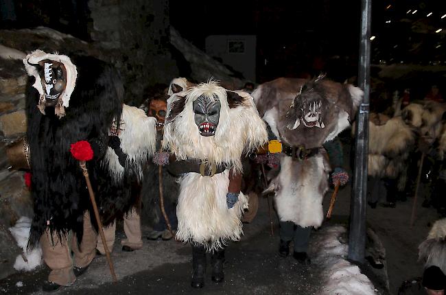 Impressionen vom Tschäggättu-Umzug am Donnerstagabend im Lötschental.