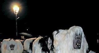 Gespenstisch. Tsch&auml;gg&auml;tt&auml; im Anmarsch  &ndash;  stimmungsvoll und gespenstisch. Die &laquo;wilden Wesen&raquo; starteten wie &uuml;blich in Blatten und zogen dann durchs &laquo;Tal der T&auml;ler&raquo;. 