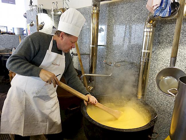 Angerührt. Die Polenta wird in den Gusshäfen über dem Holzfeuer kräftig angerührt.