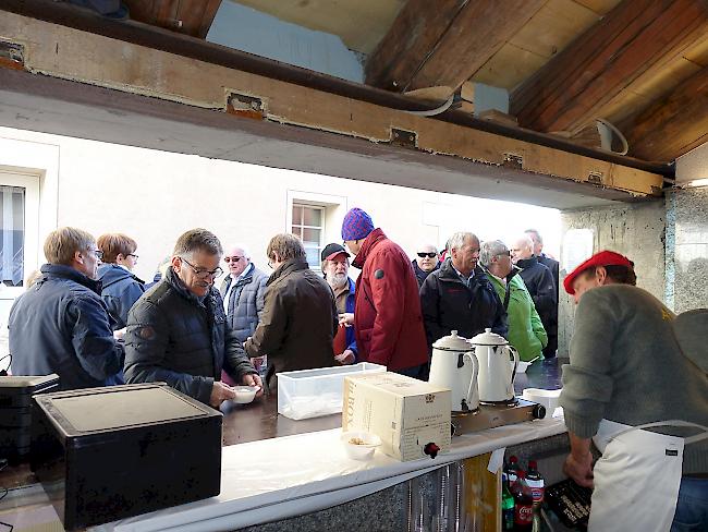 Andrang. Der Besucherandrang am Samstag zum Polentafest in Simplon Dorf war sehr gross. 