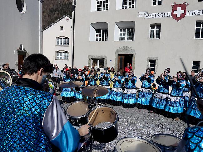 Fasnachtsstimmung. Guggenmusiken wie die Simpiler «Chruitfrässär» boten Fasnachtsstimmung auf  den Plätzen und in den Gaststätten von Simplon.