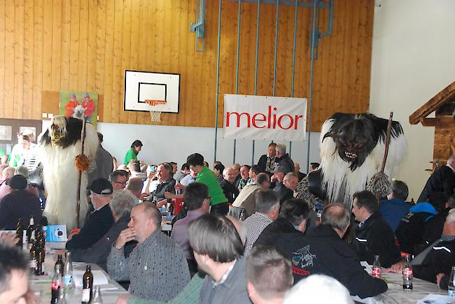 Überraschender Pausenbesuch in der Turnhalle in Ferden.