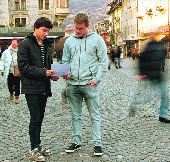 Janick Zentriegen (links) und Patric Berclaz untersuchen die Zufriedenheit in Brig-Glis.