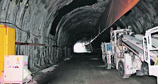 Die Vortriebsarbeiten im Riedbergtunnel verz&ouml;gern sich. Die Endkosten f&uuml;r den Tunnel sollen gem&auml;ss Staatsrat Melly 220 Millionen Franken betragen. 