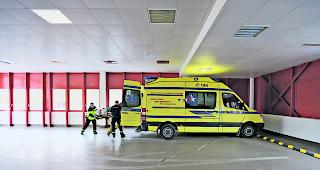 Alarmiert. Die Ambulanz liefert einen Patienten ins Spital Sitten ein.  