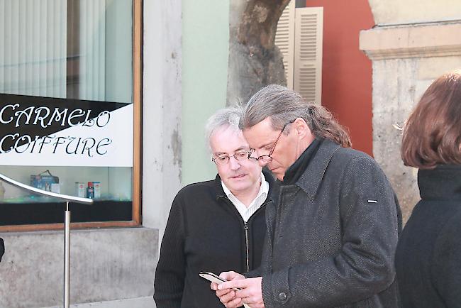 Oskar Freysinger verfolgt die aktuellsten Resultate.