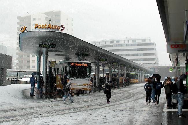 Rutschige Verhältnisse am Montagnachmittag in Visp. 