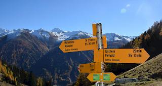 Ein Wanderwegweiser im Goms.