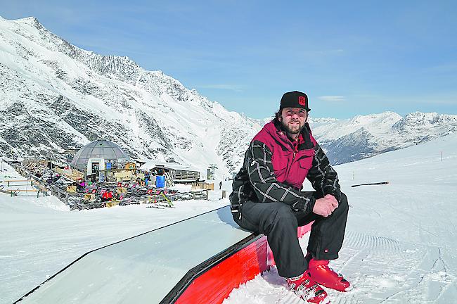 Olivier Jaggy, sitzend auf einer Box im Funpark, ist verantwortlich für den Unterhalt der Piste.